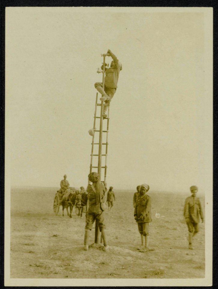 Indian Sappers removing electric fittings from Turkish telephone lines., Bestanddeelnr 158-1525