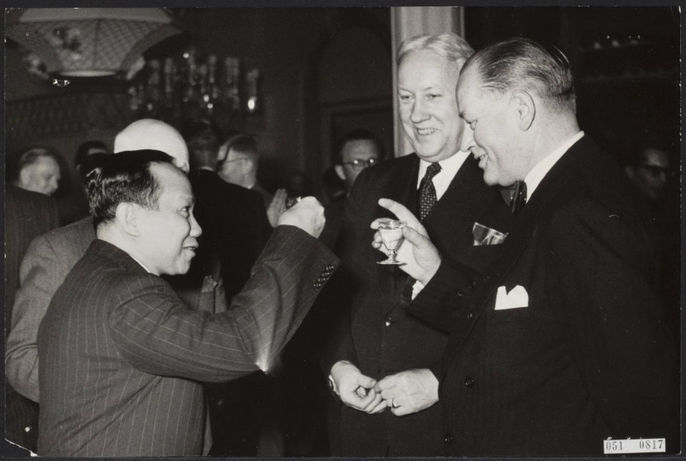 Indonesische conferentie. Receptie met Supomo, staatssecretaris L Götzen en mini, Bestanddeelnr 051-0817
