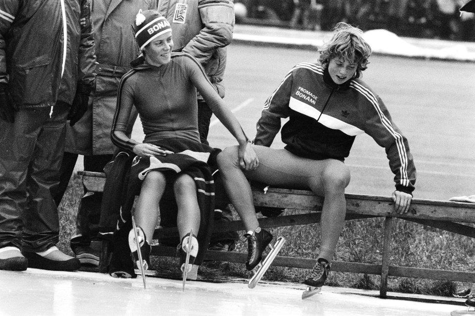 Ina Steenbruggen (l) en Ria Visser na afloop van de 5 km zittend op een bankje, Bestanddeelnr 932-4578
