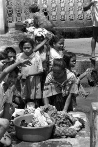 Indonesie, Djakarta, vrouwen doen de was langs de rivier, Bestanddeelnr 924-8447