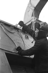 Indonesisch bemanningslid van Nederlands koopvaardijschip doet aan onderhoud, Bestanddeelnr 935-2963