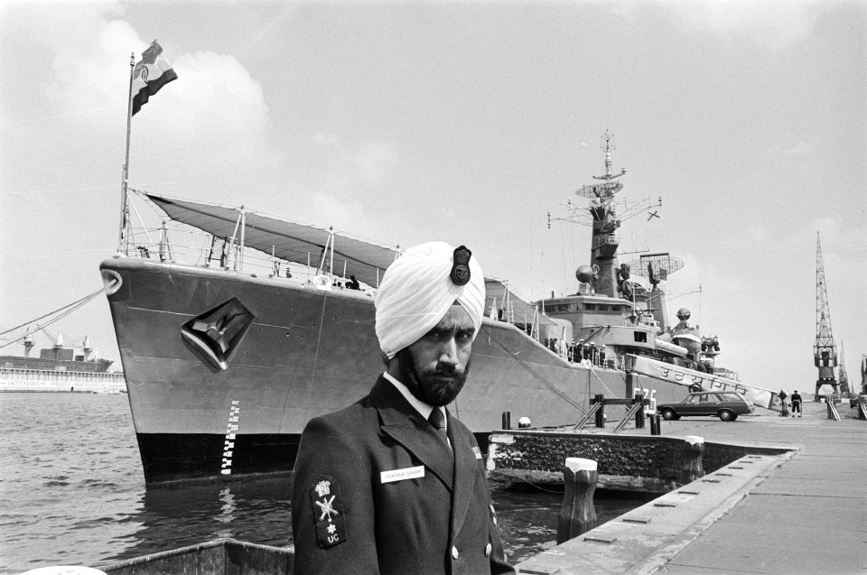 Indiaas marinefregat Udaygiri in Amsterdamse haven een van de bemanningsleden (, Bestanddeelnr 929-2591