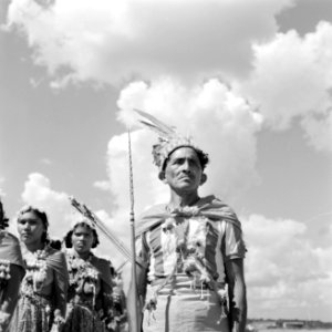 Indianen in afwachting van de ontmoeting met het koninklijk paar op vliegveld Za, Bestanddeelnr 252-4187