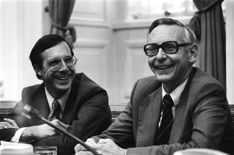 In Tweede Kamer links Staatssecretaris Brinkhorst en rechts Minister Van der Sto, Bestanddeelnr 928-7814