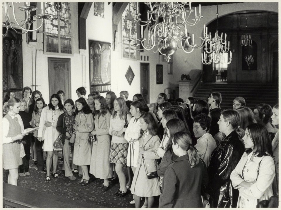 In verband met jumelage worden Franse scholieren in het stadhuis rondgeleid door Mej. Guibert. NL-HlmNHA 54012022