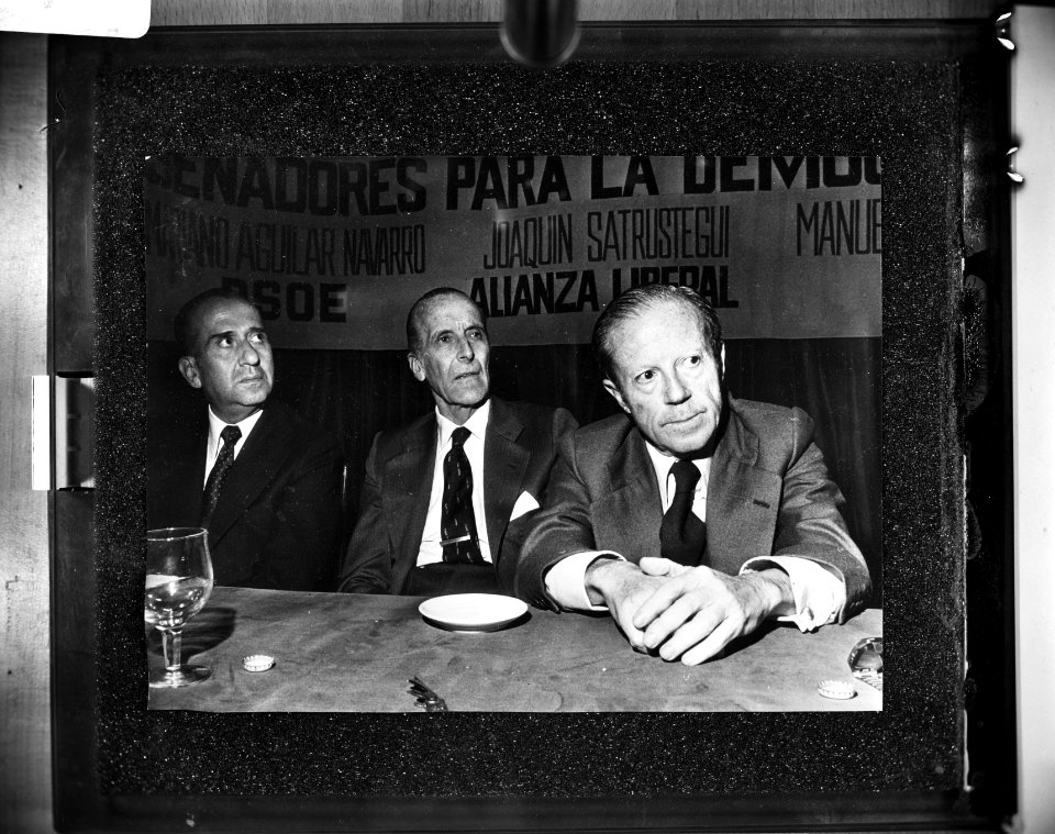 In verband met senaatsverkiezingen in Spanje vlnr democraat Manuel Villar A, Bestanddeelnr 929-1901