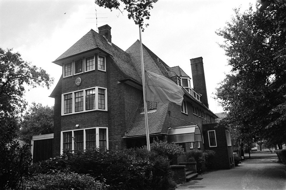 In verband met overlijden Mao, herdenking, exterieur Chinese ambassade, Bestanddeelnr 928-7736