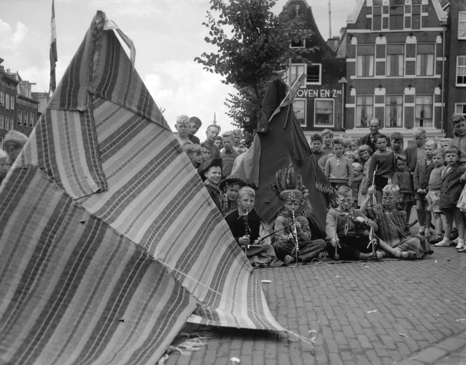 Indianenkamp op de Noordermarkt, Opperhoofd Palmvoet met gevolg voor zijn tent, Bestanddeelnr 909-7371