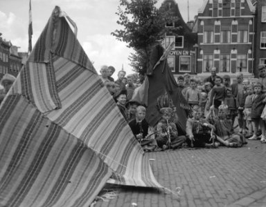 Indianenkamp op de Noordermarkt, Opperhoofd Palmvoet met gevolg voor zijn tent, Bestanddeelnr 909-7371 photo