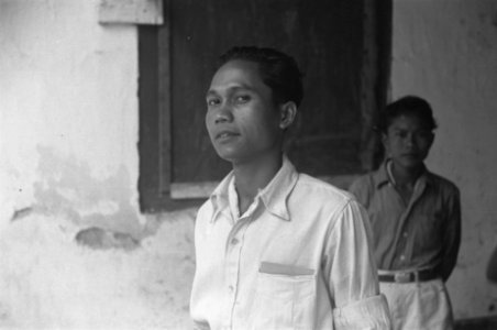 Indonesische of Indische jonge man in wit overhemd, Bestanddeelnr 522-6-6