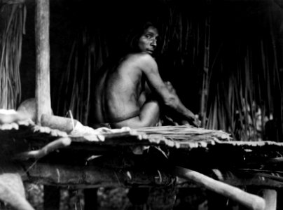 Indianen Pejá, som botats av medicinmannen Selimo för sår på benen, dels med sång och besvärjelser - SMVK - 004096