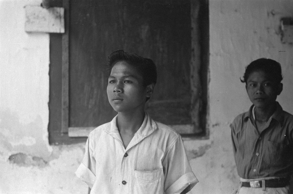 Indonesische of Indische jonge man in wit overhemd, Bestanddeelnr 522-5-5