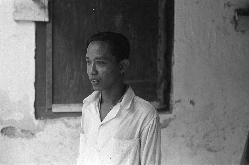 Indonesische of Indische jonge man in wit overhemd, Bestanddeelnr 522-5-6