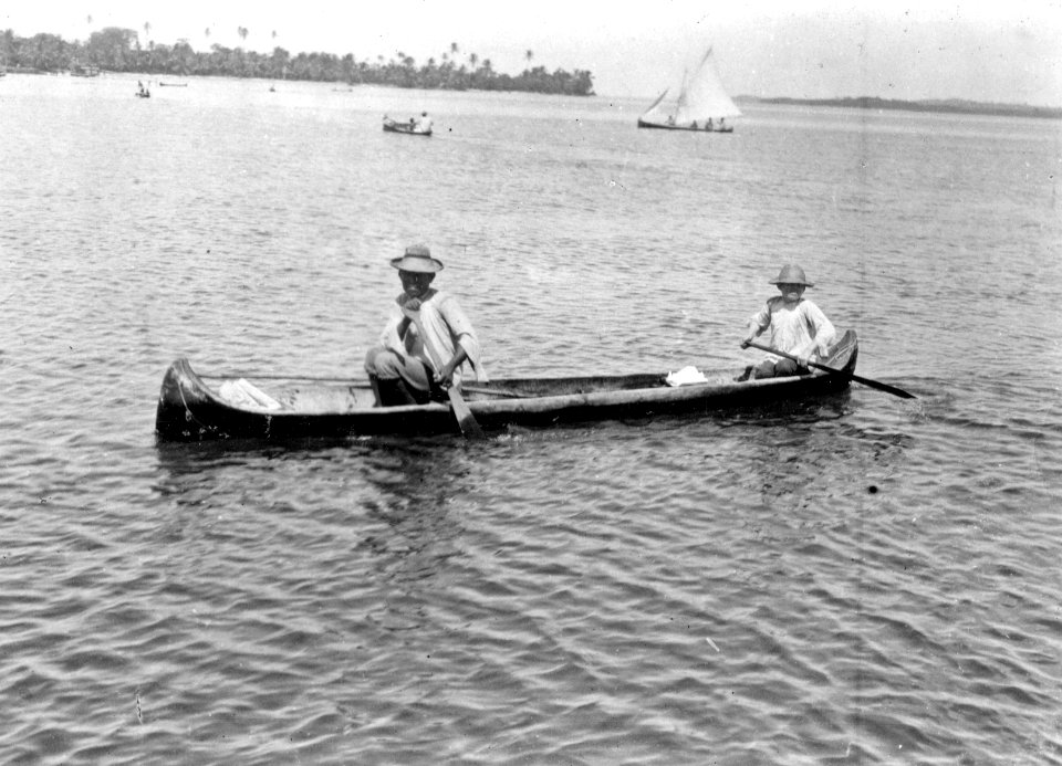 Indianer i kanot. Stam, Kuna. Lokal, Tupile, San Blas, Panamá. San Blas, Tupile. Panama - SMVK - 004399