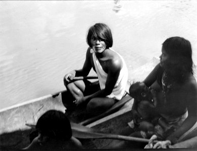 Indiansk familjescen. Mannen är Camilo Hinche. Sambú River, Darién. Panama - SMVK - 004094