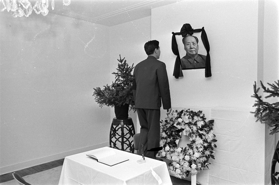 In verband met overlijden Mao, herdenking, portret Mao met rouwlint, Bestanddeelnr 928-7735