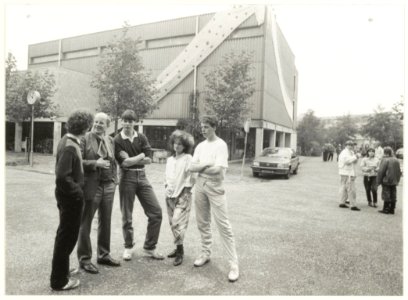 In verband met het 15-jarig bestaan is de Spaarnescholengemeenschap versierd met een strik. Tweede van links rector Kraamwinkel