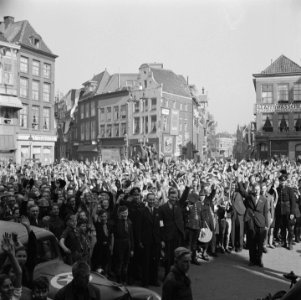 In Zwolle is een grote menigte op de been, Bestanddeelnr 900-2522