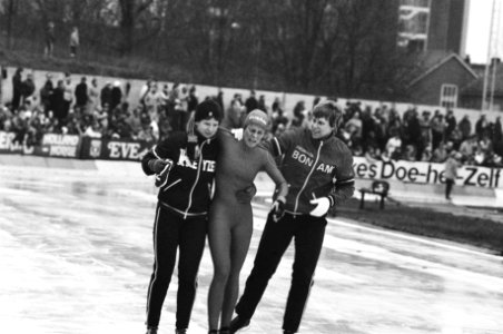 Ina Steenbruggen uitgeput na de 5 km, links Ineke Kooiman rechts Alie Boorsma, Bestanddeelnr 932-4577