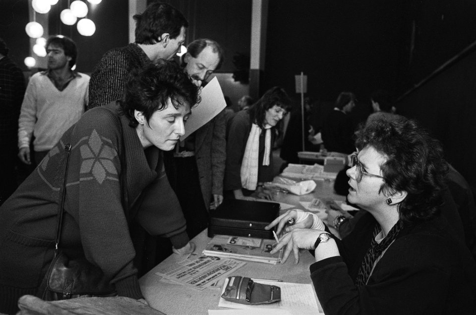 Ina Brouwer (l.) in gesprek met partijvoorzitter Elli Izeboud (r.) tijdens CPN-c, Bestanddeelnr 933-5626