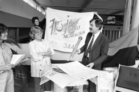 In verband met de tiende verjaardag van de revolutie in Nicaragua kregen Eveline, Bestanddeelnr 934-4848
