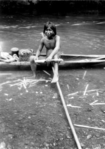 Indianpojke vid kanot. Rio Puricha. Colombia - SMVK - 004202