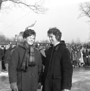 In Vries (Drenthe) hardrijderij voor vrouwen, rechts Grietje Oosterhof , links M, Bestanddeelnr 916-0818