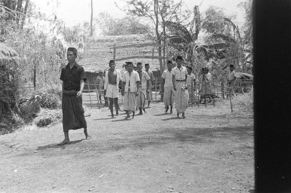 Indonesische mannen met pecis komen aangelopen, Bestanddeelnr 50-3-3