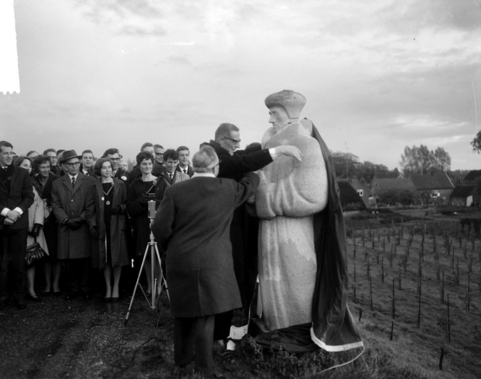 In Wissen bij Nijmegen beeld van Erasmus onthuld waarvan H. Kortekaas beeldhouwe, Bestanddeelnr 917-0493