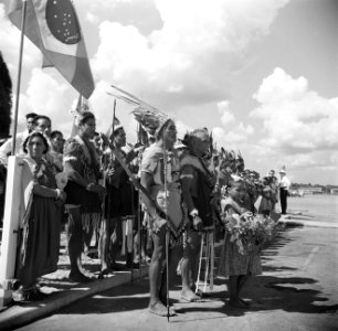 Indianen bij de aankomst van het koninklijk paar op het vliegveld Zanderij, Bestanddeelnr 252-4227