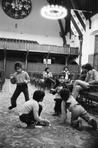 Indiaanse kinderen spelend in de Ridderzaal, Bestanddeelnr 931-7963