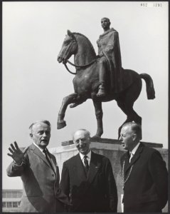 In Voorburg heeft de commissaris van de koningin in Zuid-Holland, mr. J. Klaases, Bestanddeelnr 092-1291 photo