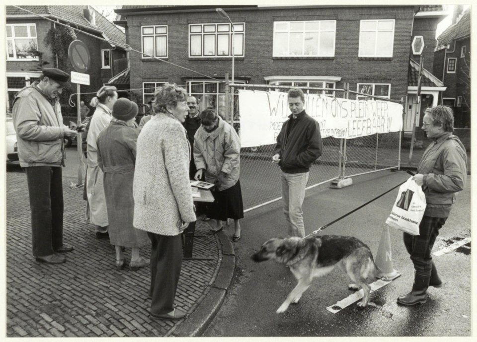 In verband met parkeeroverlast wordt er door bewoners van het Lorentzplein een hek voor de ingang geplaatst