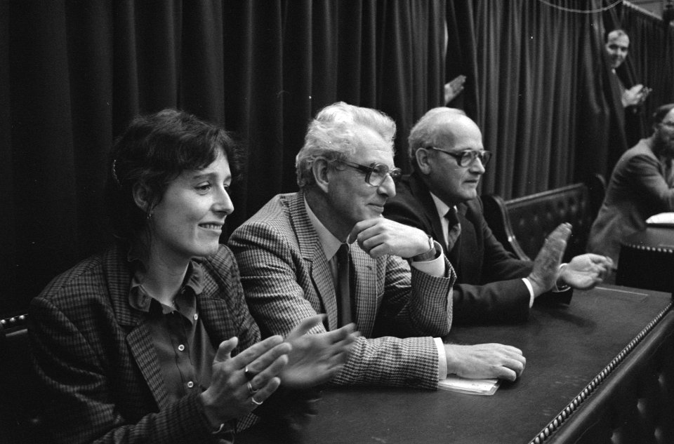 Ina Brouwer (CPN) en Wolff (rechts, CPN) applaudiseren voor Marcus Bakker (CPN, , Bestanddeelnr 931-7971