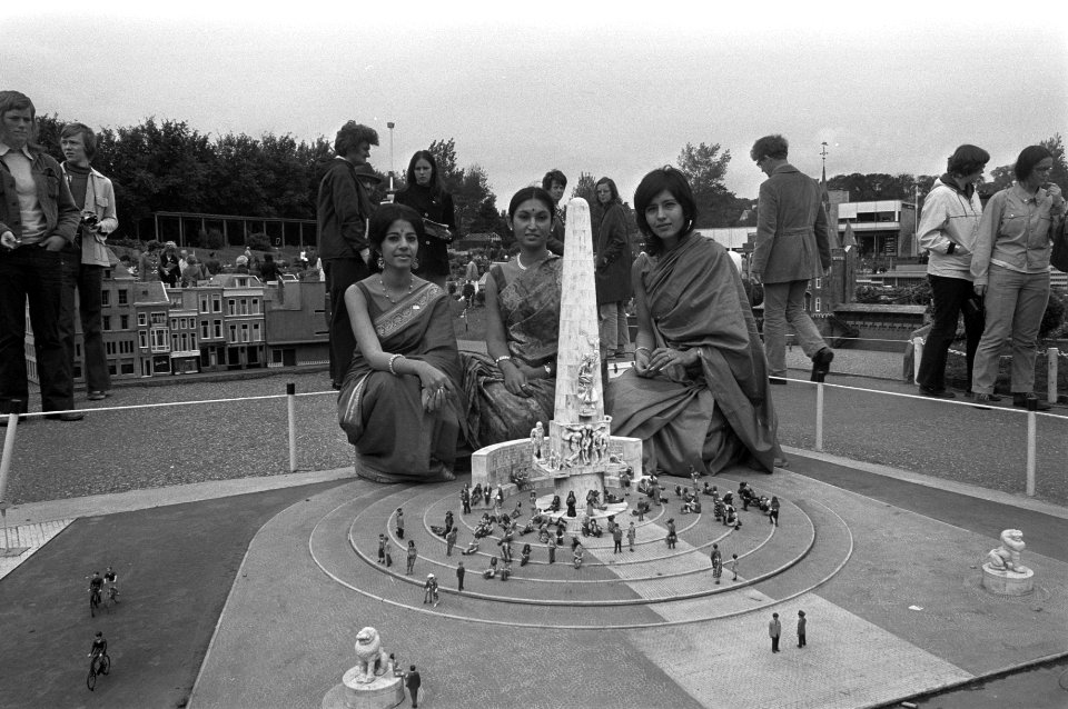 Indiase meisjes in klederdracht bij de miniatuur van de Dam van Amsterdam in M, Bestanddeelnr 925-6832