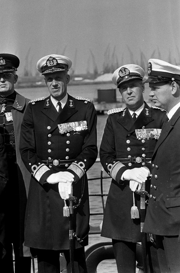 Indiensstelling Fregat Hr. Ms. Tjerk Hiddes bij NDSM werf. links commandant Z…, Bestanddeelnr 920-6053