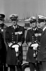 Indiensstelling Fregat Hr. Ms. Tjerk Hiddes bij NDSM werf. links commandant Z…, Bestanddeelnr 920-6053