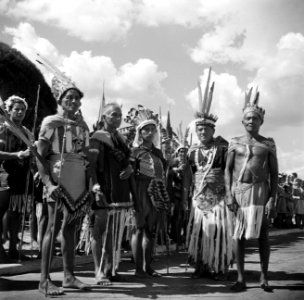 Indianen bij de aankomst van het koninklijk paar op het vliegveld Zanderij, Bestanddeelnr 252-4228