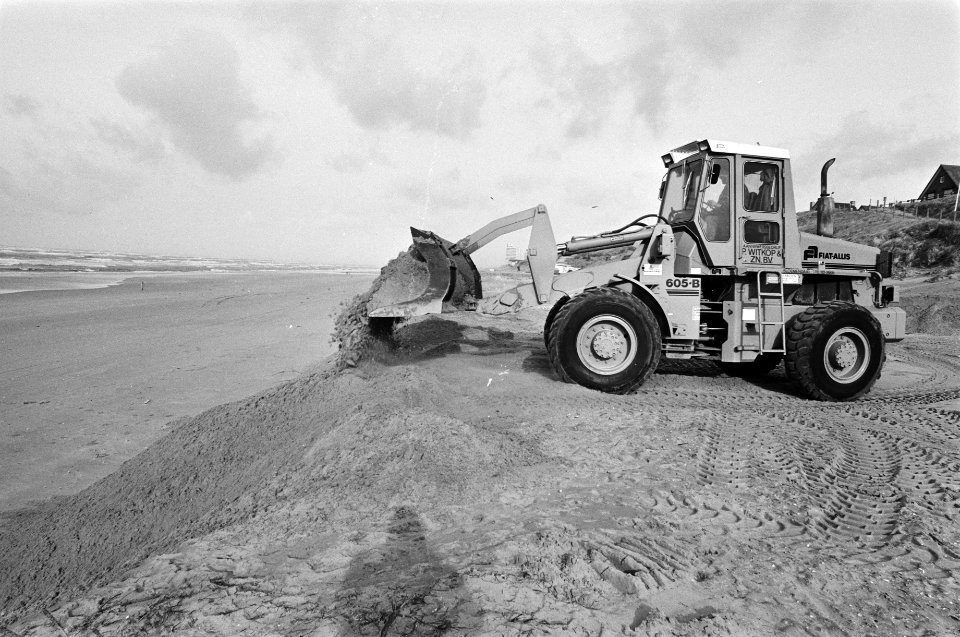 In Zandvoort is men bezig zandwallen op het strand op te werpen als extra besche, Bestanddeelnr 931-3138
