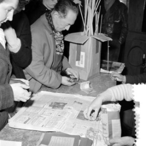 In verband met de komende jaarwisseling druke bij de verk van vuurwerk, Bestanddeelnr 910-9043