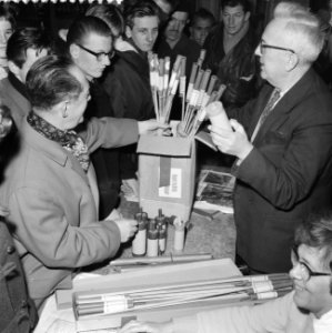 In verband met de komende jaarwisseling druke bij de verk van vuurwerk, Bestanddeelnr 910-9045