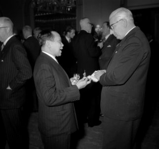 Indonesische Conferentie. Staatssecretarissen Götzen en Blom ontvangen Indonesis, Bestanddeelnr 904-9232