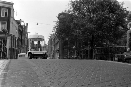 Industrieel ontwerper en politicus Luud Schimmelpennink (r) met zijn witkar, Bestanddeelnr 925-6140