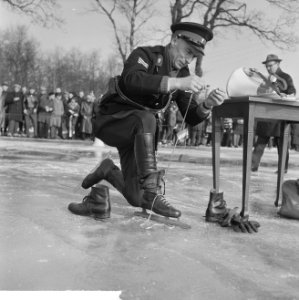 In Vries (Drenthe) hardrijderij voor vrouwen, politie-agent doet zijn schaatsen , Bestanddeelnr 916-0819