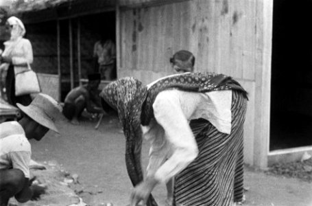 Indonesische vrouw en man rapen iets op van de grond, Bestanddeelnr 6512 photo