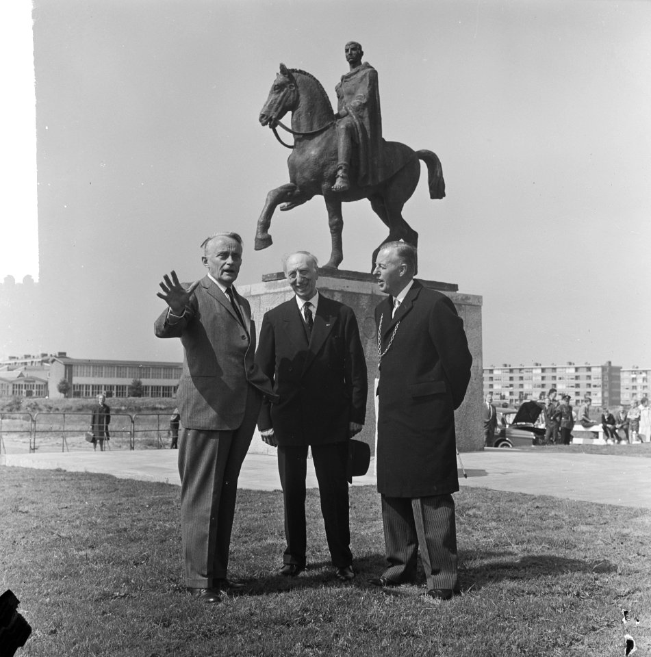 In Voorburg heeft de commissaris van de koningin in Zuid-Holland, mr. J. Klaases, Bestanddeelnr 916-6366