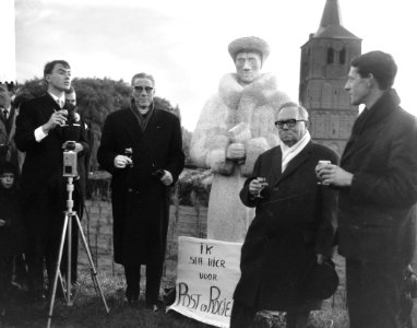 In Wissen bij Nijmegen beeld van Erasmus onthuld waarvan H. Kortekaas beeldhouwe, Bestanddeelnr 917-0492