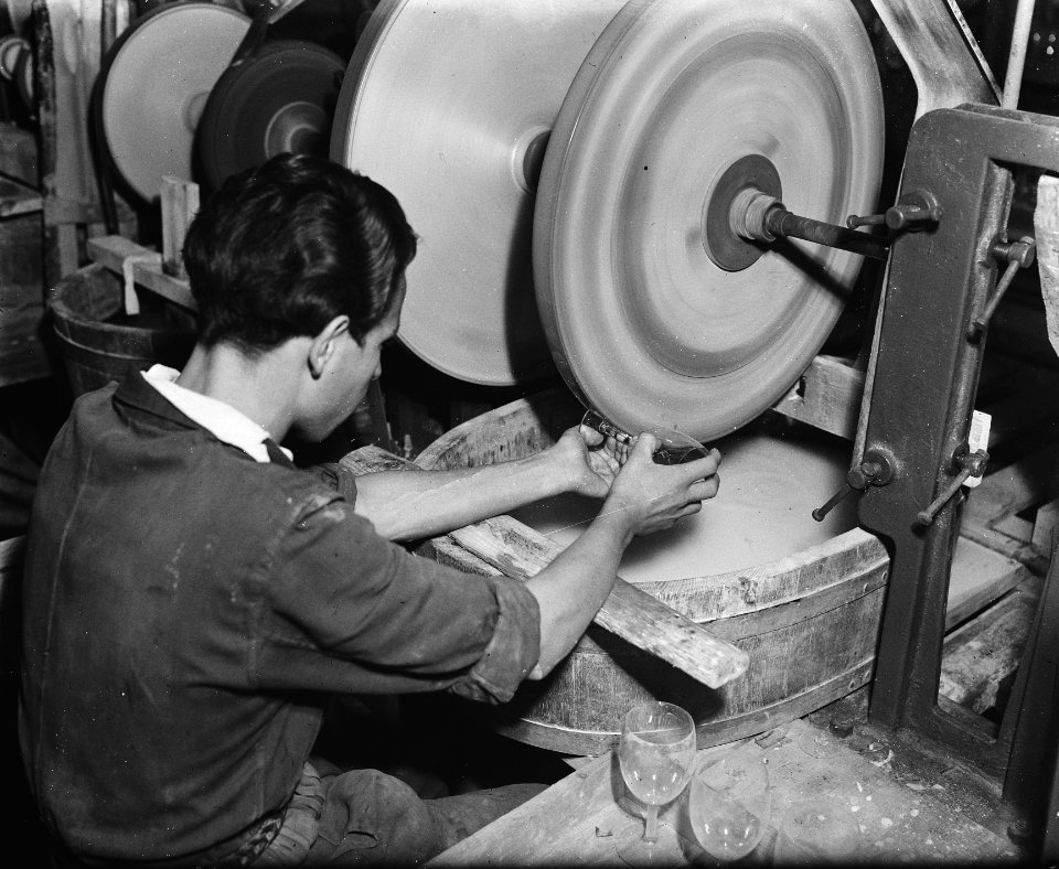 Industrie, arbeiders, slijpen, glas, Bestanddeelnr 902-4537