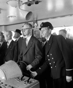 Indienststelling van nieuwe veerboot Prinses Beatrix over de Westerschelde door Minister J. Algera, Bestanddeelnr 909-7500