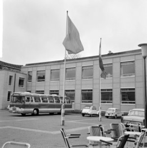 In Zevenaar vlaggen uit op trouwdag Prinses Irene , het gemeentehuis, Bestanddeelnr 916-3628